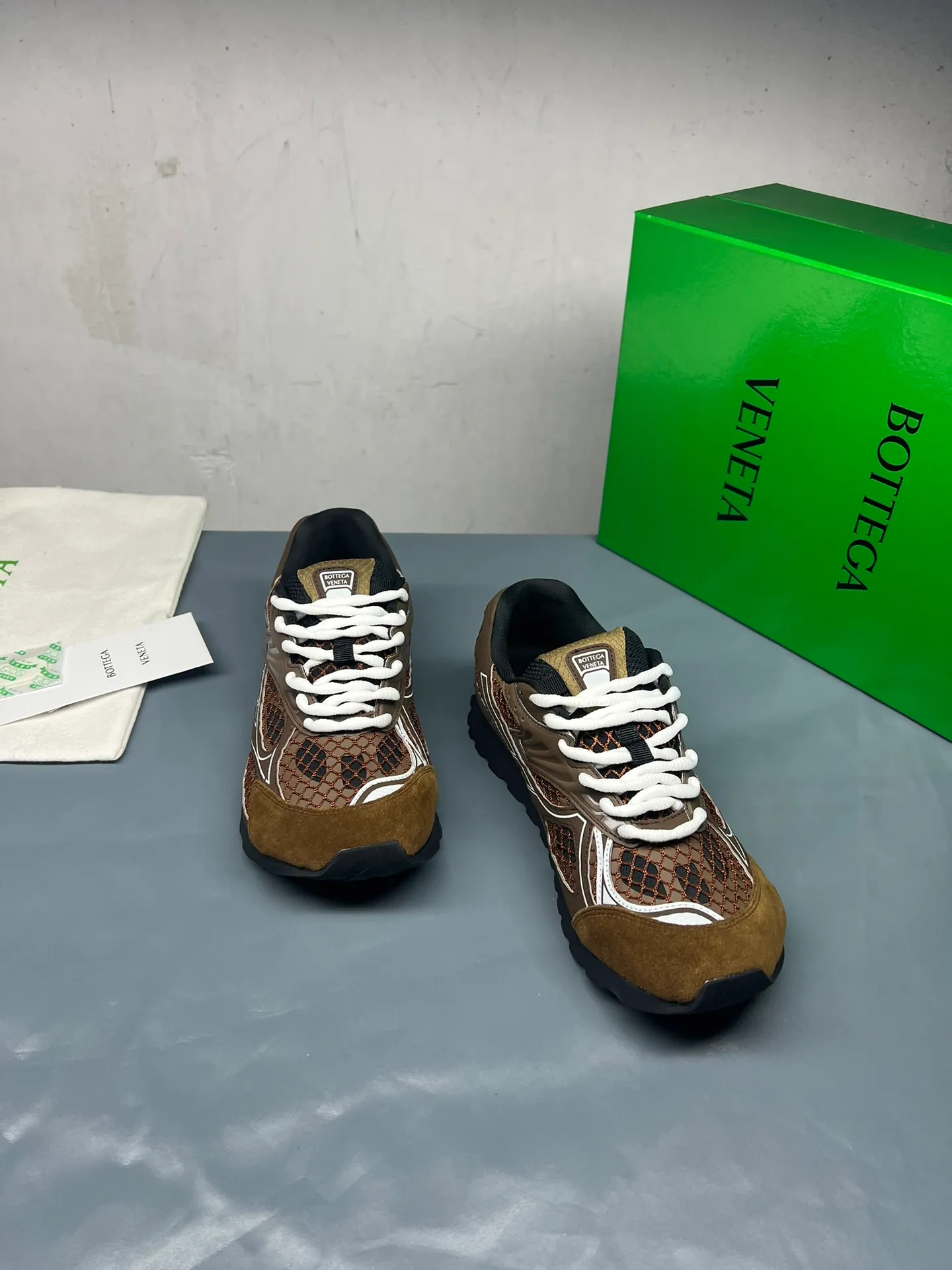 👟👟Ex-factory price 600👟👟 Men's size +10 Real photos 🔥🔥BV Orbit sneakers Wang Yibo's same style couple's dad shoes Runner sneakers, made of lightweight technical mesh fabric. Matched with geometric pattern designed rubber outsole, Wang Zha series high version. Look for the package technology. It is actually a lot taller, but the legs are still slim. Very nice, playable and durable. Matched to the standard💯 Package shoe technology. Look for the high version. The outsole is made of color-blocked TPU outsole. Women's model 35 36 37 38 39 40 41 42 (40 41 42 43 44 45 customized) (Customer logo can be accepted without refund or exchange at a favorable price) Equipped with original packaging